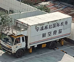公司售服對機場中央廚房系統(tǒng)冷卻用冷水機進(jìn)行回訪，發(fā)現(xiàn)風(fēng)險，解決問題